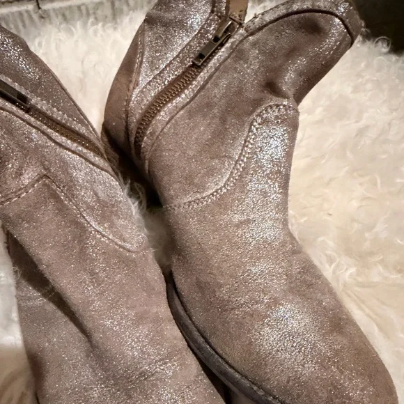 Seychelles Score Rockabilly Distressed Metallic Gray Leather Ankle Boots - Picture 13 of 13